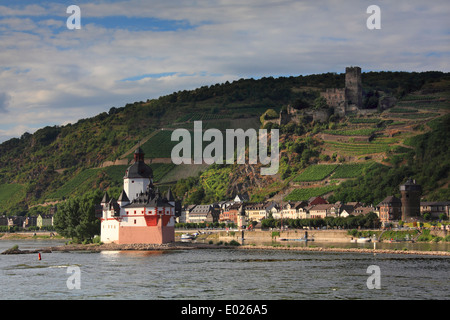 Il castello Pfalzgrafenstein, un castello di pedaggio sul falkenau isola nel fiume Reno vicino a kaub, Germania. gutenfells castello possono essere visti sullo sfondo Foto Stock