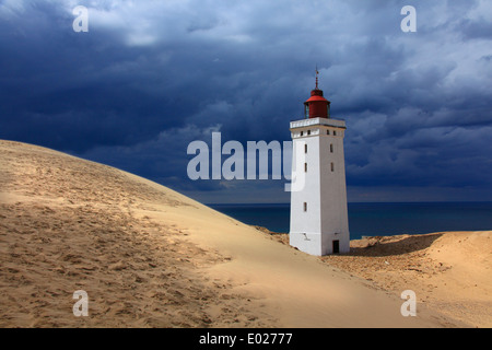 Foto di Rubjerg Knude faro sulla costa del mare del Nord con storm sky Foto Stock