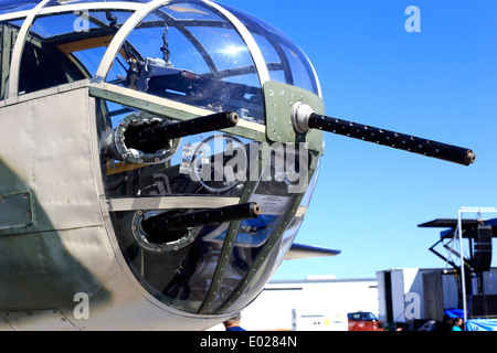 Naso pistole di macchina su un WW2 B-25 bombardiere aeromobile Foto Stock