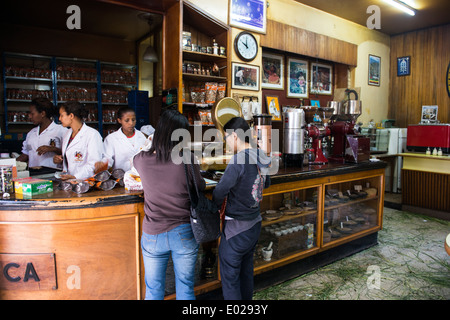 La famosa caffetteria Tomoca ad Addis Abeba. Foto Stock