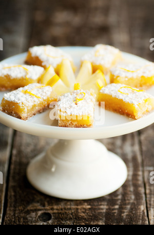 Sapido Limone dolce bar con limone guarnire e zucchero al velo Foto Stock