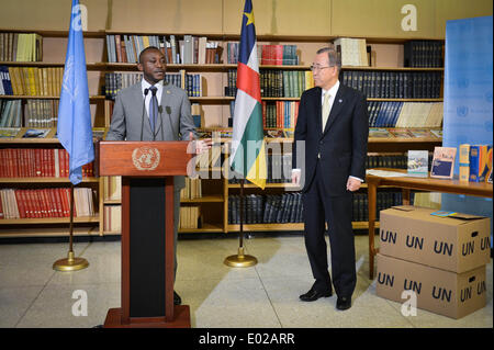 (140429) -- NEW YORK, 29 aprile 2014 (Xinhua) -- Mesmin Dembassa Worogagoi (L), Incaricato d'affari della Repubblica Centrafricana la missione permanente presso le Nazioni Unite, parla come Segretario Generale delle Nazioni Unite Ban Ki-moon guarda su nel corso di una cerimonia presso la sede delle Nazioni Unite a New York, il 29 aprile 2014. Il Segretario Generale delle Nazioni Unite Ban Ki-moon martedì consegnata documentazione dell'ONU, che era stato distrutto nel recente conflitto nella Repubblica Centrafricana, il paese inviato all'organizzazione mondiale. (Xinhua/Niu Xiaolei) Foto Stock