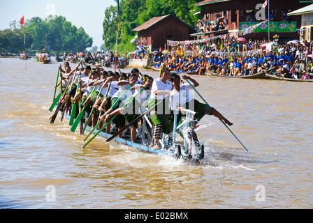 Gamba femmina-barca a remi racing durante il Lago Inle Festival a Nyaung Shwe. Foto Stock