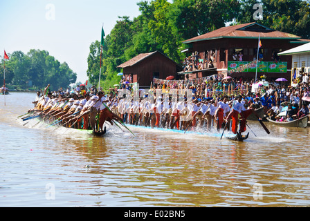 Gamba-barca a remi racing durante il Lago Inle Festival a Nyaung Shwe. Foto Stock