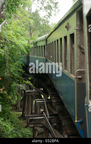 Escursione di funzionamento del treno su una sezione restaurata del famigerato Ferrovia della Morte a ovest di Kanchanaburi, Thailandia Foto Stock