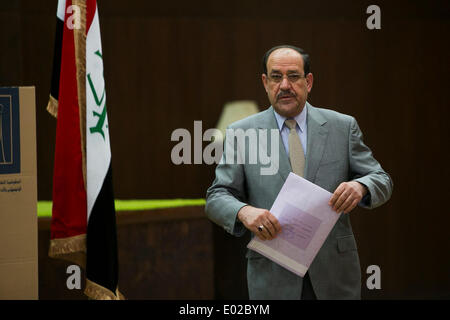 Baghdad in Iraq. 30 apr 2014. Il primo ministro iracheno Nouri al-Maliki getta il suo voto in corrispondenza di una stazione di polling nella zona verde di Baghdad, Iraq, 30 aprile 2014. Gli iracheni hanno cominciato a votare mercoledì mattina alle elezioni parlamentari, il primo dopo il ritiro delle truppe degli Stati Uniti dal paese entro la fine del 2011. Credito: cui Xinyu/Xinhua/Alamy Live News Foto Stock