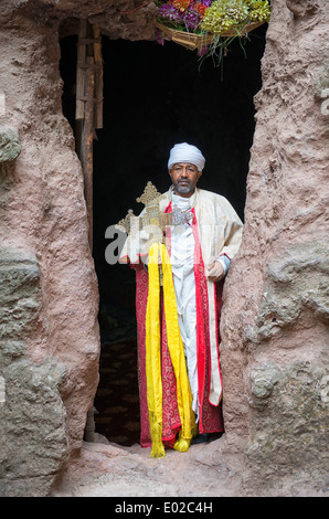 Sacerdote nella parte anteriore della tomba di Adam in Lalibela, Etiopia Foto Stock