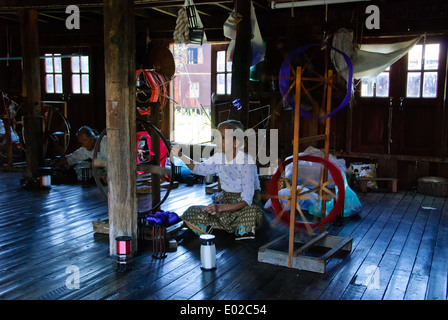 Donne anziane facendo la sua filatura in un villaggio di tessitura del Lago Inle Foto Stock