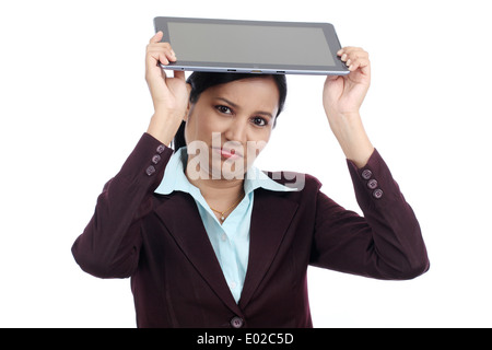 Arrabbiato imprenditrice il lancio del suo computer tablet Foto Stock