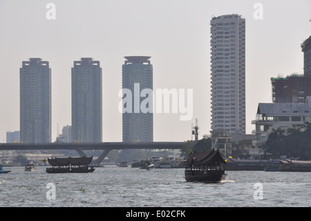 Fiume tailandese barche sul Fiume Chao Phraya, Bangkok, Thailandia. Foto Stock