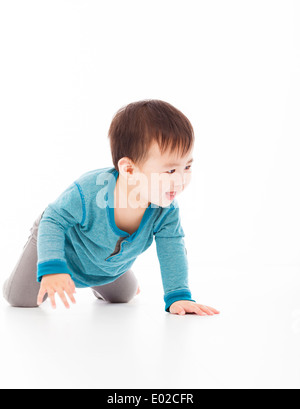 Carino baby boy è di strisciare sul pavimento Foto Stock