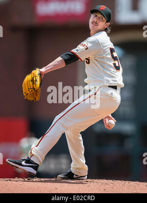 San Francisco CA. 26 apr 2014. San Francisco Giants a partire lanciatore Tim Lincecum (55) in azione durante la MLB baseball gioco tra il Cleveland Indians e i San Francisco Giants di AT&T Park di San Francisco CA. I Giganti sconfitti gli indiani 5-3. Damon Tarver/Cal Sport Media/Alamy Live News Foto Stock