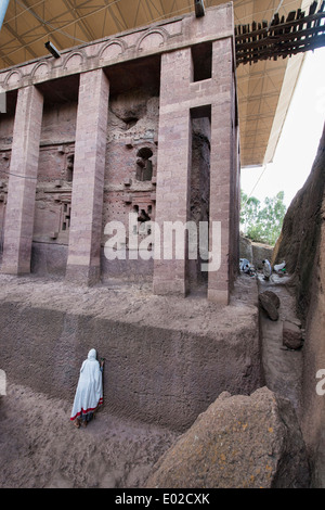 Pellegrino a pregare a Bet Medhane Alem rock scavato nella chiesa di Lalibela, Etiopia Foto Stock