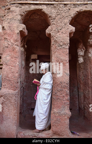 Pellegrino a Bet Maryam scavato nella roccia chiesa di Lalibela, Etiopia Foto Stock