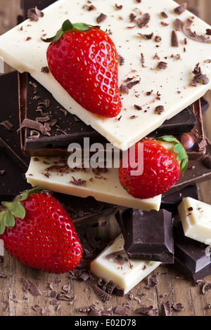 Mix torre di cioccolato con fragole mature. Foto Stock