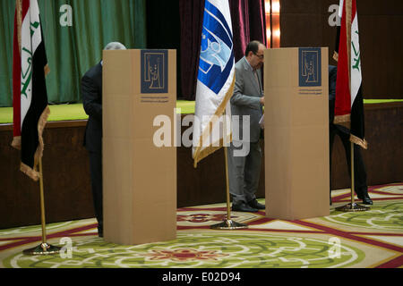 Baghdad in Iraq. 30 apr 2014. Il primo ministro iracheno Nouri al-Maliki getta il suo voto in corrispondenza di una stazione di polling nella zona verde di Baghdad, Iraq, 30 aprile 2014. Gli iracheni hanno cominciato a votare mercoledì mattina alle elezioni parlamentari, il primo dopo il ritiro delle truppe degli Stati Uniti dal paese entro la fine del 2011. Credito: cui Xinyu/Xinhua/Alamy Live News Foto Stock