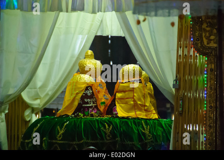 Paung Daw Oo Buddha sul display al di fuori del tempio consacrato durante il festival al Lago Inle Foto Stock