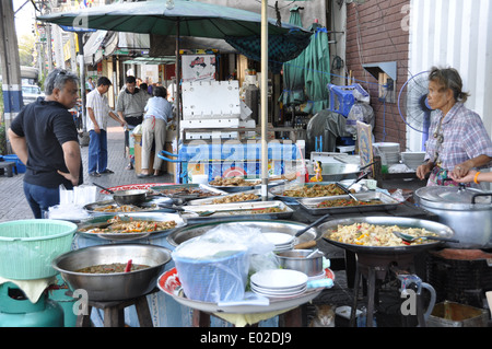 Pentole di Thai street food per la vendita per le strade di Bangkok. Foto Stock