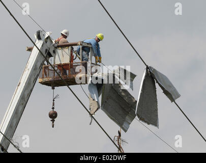 Pearl Mississippi, Stati Uniti d'America. 29 apr 2014. USA-power line equipaggi rimuovere tornado detriti dalla altezza di linee di alimentazione dopo un tornado quando attraverso la fine lunedì notte di Pearl Mississippi Martedì 29 Aprile, 2014. Nessun tornado sono state riportate oggi come focolaio di forti tempeste continuerà fino a mercoledì con il numero di morti a 35 per gli ultimi tre giorni.Foto da Gene Blevins/LA DailyNews/ZumaPress Credit: Gene Blevins/ZUMAPRESS.com/Alamy Live News Foto Stock