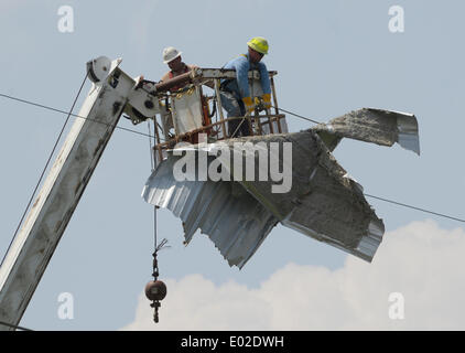 Pearl Mississippi, Stati Uniti d'America. 29 apr 2014. USA-power line equipaggi rimuovere tornado detriti dalla altezza di linee di alimentazione dopo un tornado quando attraverso la fine lunedì notte di Pearl Mississippi Martedì 29 Aprile, 2014. Nessun tornado sono state riportate oggi come focolaio di forti tempeste continuerà fino a mercoledì con il numero di morti a 35 per gli ultimi tre giorni.Foto da Gene Blevins/LA DailyNews/ZumaPress Credit: Gene Blevins/ZUMAPRESS.com/Alamy Live News Foto Stock