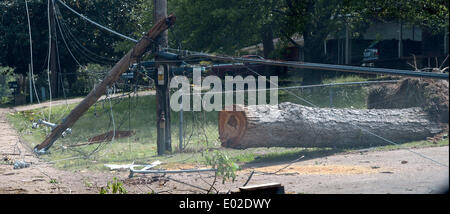 Pearl Mississippi, Stati Uniti d'America. 29 apr 2014. USA-danno le linee di potenza e gli alberi in un quartiere dopo un tornado quando attraverso la fine lunedì notte di Pearl Mississippi Martedì 29 Aprile, 2014. Nessun tornado sono state riportate oggi come focolaio di forti tempeste continuerà fino a mercoledì con il numero di morti a 35 per gli ultimi tre giorni.Foto da Gene Blevins/LA DailyNews/ZumaPress Credit: Gene Blevins/ZUMAPRESS.com/Alamy Live News Foto Stock