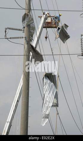 Pearl Mississippi, Stati Uniti d'America. 29 apr 2014. USA-power line equipaggi rimuovere tornado detriti dalla altezza di linee di alimentazione dopo un tornado quando attraverso la fine lunedì notte di Pearl Mississippi Martedì 29 Aprile, 2014. Nessun tornado sono state riportate oggi come focolaio di forti tempeste continuerà fino a mercoledì con il numero di morti a 35 per gli ultimi tre giorni.Foto da Gene Blevins/LA DailyNews/ZumaPress Credit: Gene Blevins/ZUMAPRESS.com/Alamy Live News Foto Stock