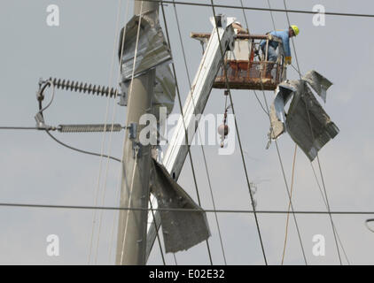 Pearl Mississippi, Stati Uniti d'America. 29 apr 2014. USA-power line equipaggi rimuovere tornado detriti dalla altezza di linee di alimentazione dopo un tornado quando attraverso la fine lunedì notte di Pearl Mississippi Martedì 29 Aprile, 2014. Nessun tornado sono state riportate oggi come focolaio di forti tempeste continuerà fino a mercoledì con il numero di morti a 35 per gli ultimi tre giorni.Foto da Gene Blevins/LA DailyNews/ZumaPress Credit: Gene Blevins/ZUMAPRESS.com/Alamy Live News Foto Stock