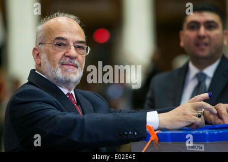 Baghdad in Iraq. 30 apr 2014. Ex primo ministro iracheno Ibrahim al-Jaafari getta il suo voto in corrispondenza di una stazione di polling nella zona verde di Baghdad, Iraq, 30 aprile 2014. Gli iracheni hanno cominciato a votare mercoledì mattina alle elezioni parlamentari, il primo dopo il ritiro delle truppe degli Stati Uniti dal paese entro la fine del 2011. Credito: cui Xinyu/Xinhua/Alamy Live News Foto Stock