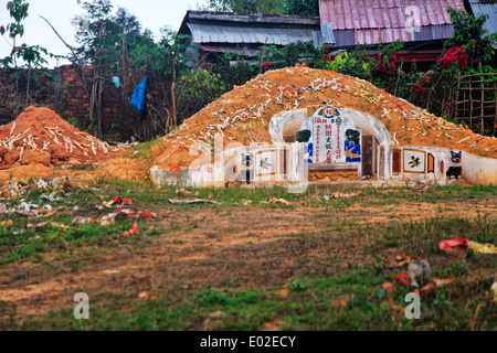 Cinese tradizionale cimitero. Siem Peap, Cambogia Foto Stock