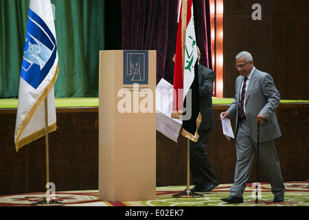 Baghdad in Iraq. 30 apr 2014. Un funzionario di governo si prepara a gettare il suo voto in corrispondenza di una stazione di polling nella zona verde di Baghdad, Iraq, 30 aprile 2014. Gli iracheni hanno cominciato a votare mercoledì mattina alle elezioni parlamentari, il primo dopo il ritiro delle truppe degli Stati Uniti dal paese entro la fine del 2011. Credito: cui Xinyu/Xinhua/Alamy Live News Foto Stock