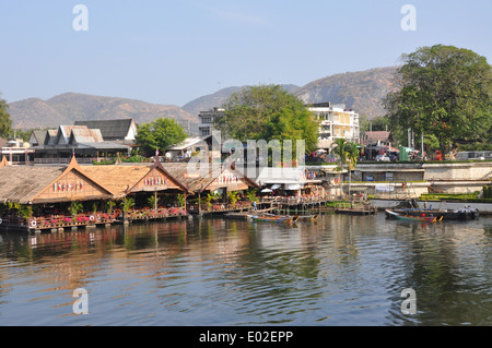 Ristoranti e barche al Mae Klong River, Kanchanaburi, Thailandia. Foto Stock