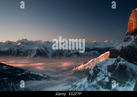 Vista dal Passo del Gemmi a Leukerbad e Alpi Pennine con il Monte Cervino al tramonto, Canton Vallese, Svizzera Foto Stock
