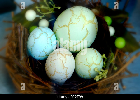 Un Nido di uova colorate di diverse dimensioni Foto Stock
