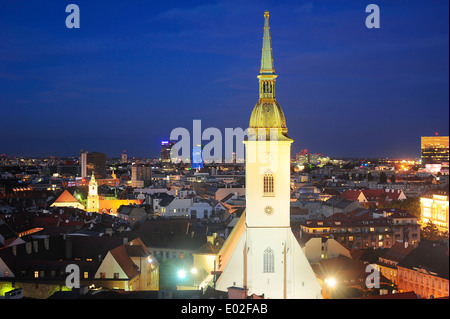 Bratislava Cityscape con San Martin's Cathedral, Slovacchia Foto Stock