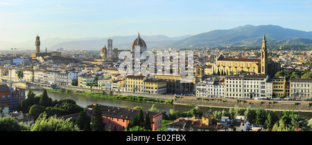 Antenna vista panoramica di Firenze al tramonto, Italia Foto Stock