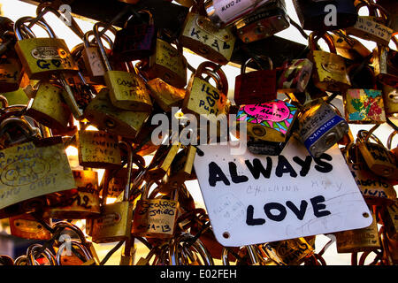 Amore si blocca sul Pont des Artes bridge, Parigi, Île-de-France, Francia Foto Stock
