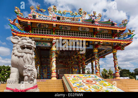 Lion scultura all'ingresso per il cinese Chao Pu-Ya Santuario, Thung Sri Muang Park, Udon Thani, Isan o Isaan, Thailandia Foto Stock