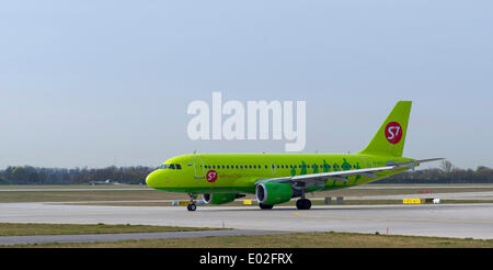 Un Airbus A319-114 di russo S7 Airlines, Aeroporto di Monaco, Monaco di Baviera, Baviera, Baviera, Germania Foto Stock