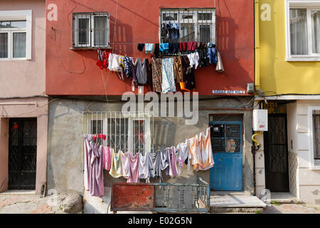 Servizio lavanderia appeso su linee di lavaggio su una facciata, quartiere Fener, distretto di Fatih, Istanbul, parte europea, Turchia Foto Stock