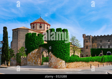 Una vista di Sant Marti Chiesa e Altafulla castello in Altafulla, Spagna Foto Stock