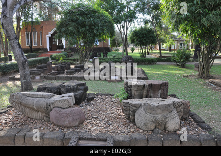 Rovine di un n Thai antico tempio buddista e amministrazione edificio. Foto Stock