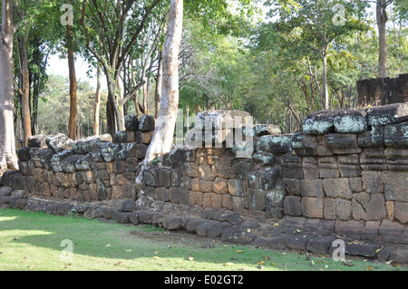 Perimetro di mura di un antico rudere di un Thai tempio buddista. Foto Stock