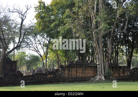 Perimetro di mura di un antico rudere di un Thai tempio buddista. Foto Stock