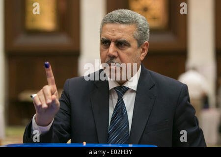 Baghdad in Iraq. 30 apr 2014. Iraqi Vice Presidente Khodair al-Khzaie mostra il suo dito inchiostrato in corrispondenza di una stazione di polling nella zona verde di Baghdad, Iraq, 30 aprile 2014. Gli iracheni hanno cominciato a votare mercoledì mattina alle elezioni parlamentari, il primo dopo il ritiro delle truppe degli Stati Uniti dal paese entro la fine del 2011. Credito: cui Xinyu/Xinhua/Alamy Live News Foto Stock