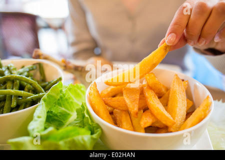 Femmina di mangiare carne di close-up dito bar piscina Foto Stock