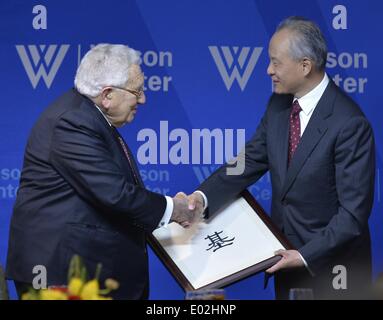 Washington, Stati Uniti d'America. 29 apr 2014. Ambasciatore cinese negli Stati Uniti cui Tiankai (R) ed ex Segretario di Stato americano Henry Kissinger agitare le mani durante una cerimonia di inaugurazione del nuovo logo di Kissinger istituto sulla Cina e gli Stati Uniti in Washington, DC, Stati Uniti, 29 aprile 2014. Credito: Bao Dandan/Xinhua/Alamy Live News Foto Stock