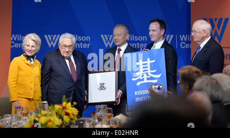 Washington, Stati Uniti d'America. 29 apr 2014. Ambasciatore cinese negli Stati Uniti cui Tiankai(3rd, R) ed ex Segretario di Stato americano Henry Kissinger (2nd, L) posano per una foto durante una cerimonia di inaugurazione del nuovo logo di Kissinger istituto sulla Cina e gli Stati Uniti in Washington, DC, Stati Uniti, 29 aprile 2014. Credito: Bao Dandan/Xinhua/Alamy Live News Foto Stock