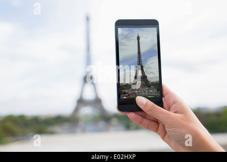 Femmina di smart phone phtography viaggiare in Francia Foto Stock