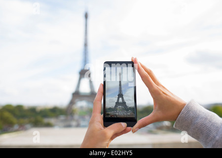 Femmina di smart phone phtography viaggiare in Francia Foto Stock