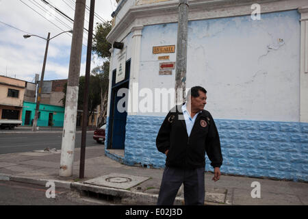 Città del Guatemala (Guatemala). Xv Mar, 2013. Un uomo attraversa una strada nella zona 3. © Alena Kuzub/ZUMA filo/ZUMAPRESS.com/Alamy Live News Foto Stock